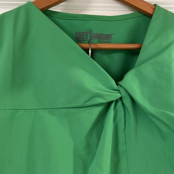 GREY’S ANATOMY BY BARCO lime green scrub set - Picture 2 of 12